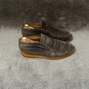 Loro Piana summerwalk - Säljer dessa mycket exklusiva bruna LP höga summerwalks! Mycket fint skick invändigt och utvändigt förutom att sulan är rätt så dåligt skick (bild 4) säljer till ett mycket rimligt pris! 42,5, passar större också 