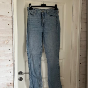 Ljusblå jeans från Zara - Från Zara, med slit 