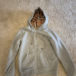 Grå burburry hoodie - Snygg grå hoodie från Burberry, knappt använd, kan gå ner i pris vid snabb affär