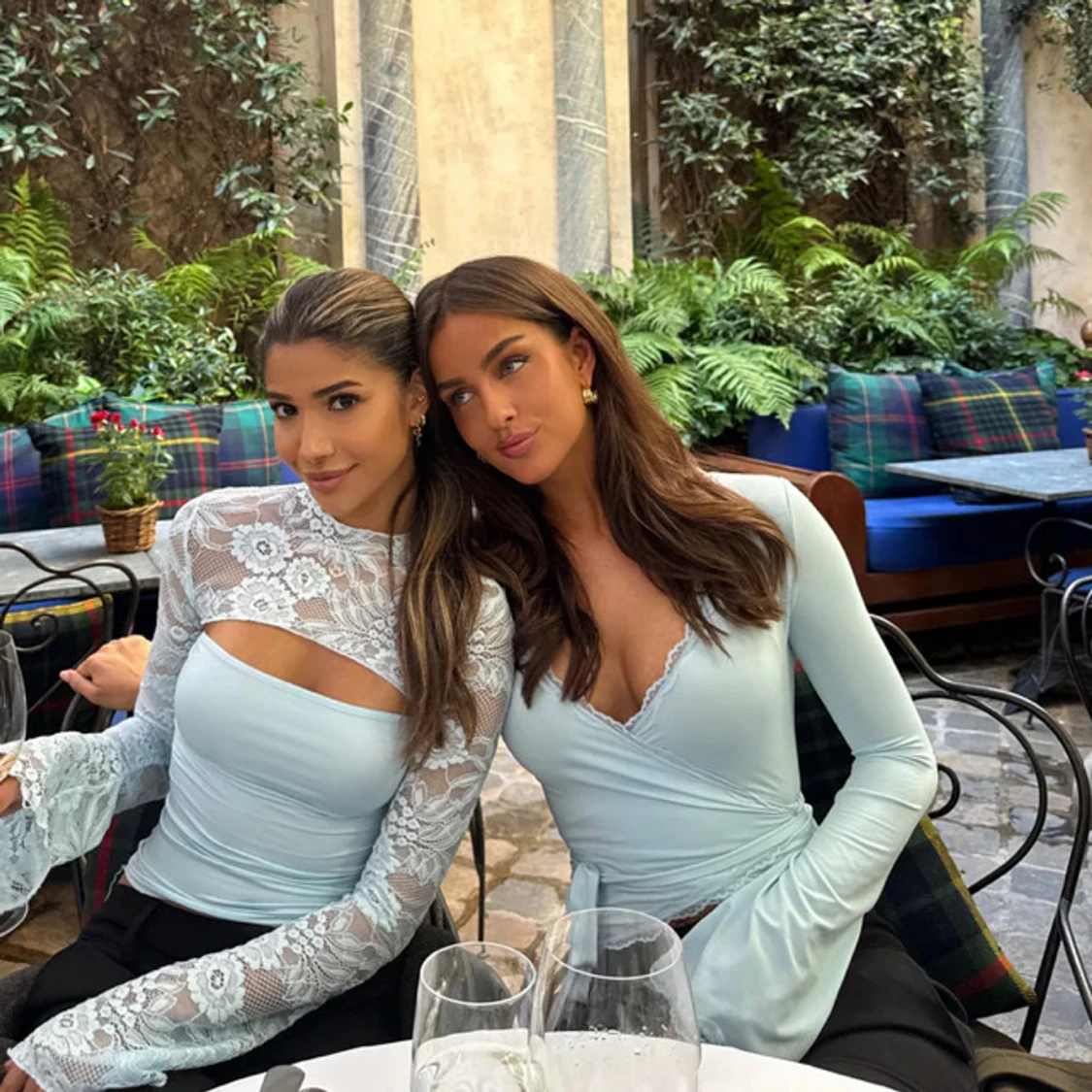 Ljusblå omlottopp med spetsdetaljer - 3