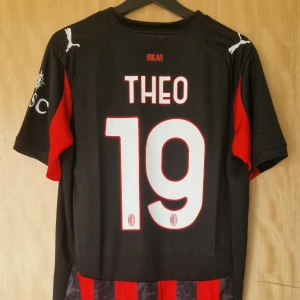 Theo Hernandez fotbollströja Milan 25-26 - Theo Hernandez Milan repIika fotbollströja 25-26. Helt ny med tag. Storlek: Small
