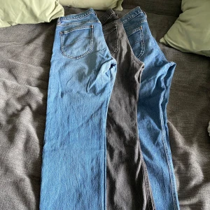 Lee jeans i blått och svart - Säljer ett gäng klassiska jeans från Lee i både ljusblå och svart denim. Modellen har raka ben och normal passform, med snygga detaljer som Lee-logga på bakfickan och läderpatch i midjan. Perfekta för dig som gillar tidlös stil och vill ha jeans som funkar till allt. De ena paret blå jeansen har en ljus fläck. Dessa följer med grattis om man vill ha dem. Storlek är w:30 L32