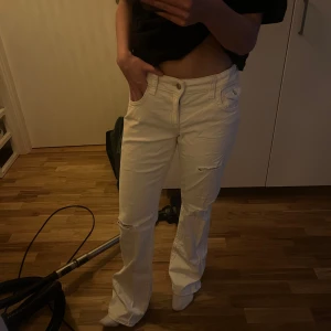Chunky low waist flare jeans - Säljer ett par vita jeans från Gina tricot young. Modellen heter Chunky low waist flare jeans. Dessa är i strl 170 men jag som brukar ha S i jeans kan ha dom. 