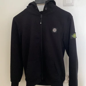 Svart hoodiejacka från Stone Island - Unik Stone Island hoodie – dubbel patch! 🔥