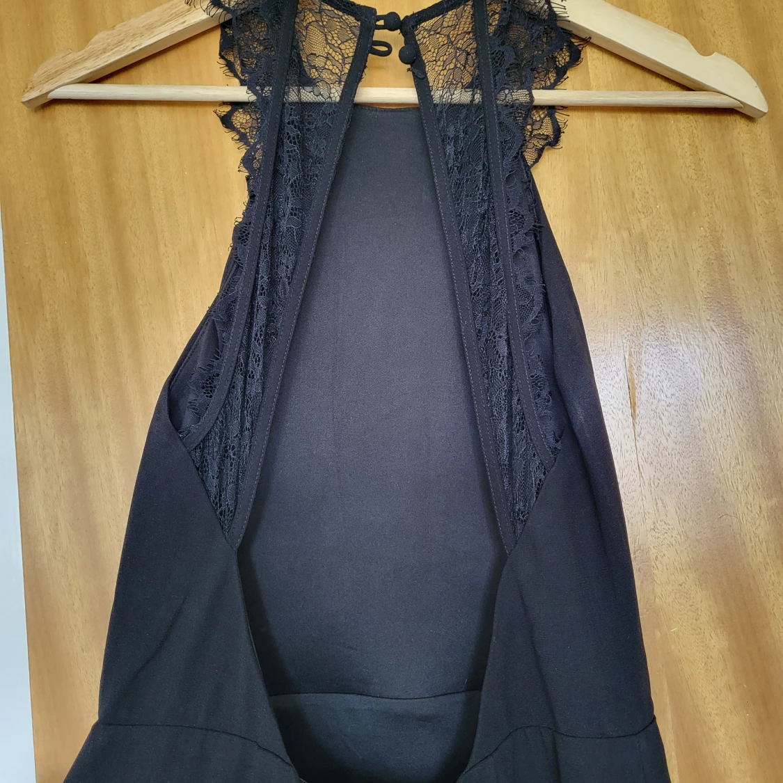 Svart långklänning med spetsdetaljer - 2