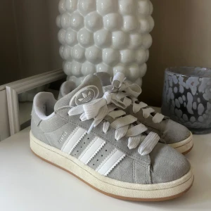 Gråa campus 00 - Köptes på Nelly för ett par månader sen, använda några gånger men i fint skick💕