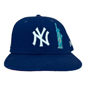 New Era New York Yankees keps - En blå och röd New York Yankees keps köpt i en sneakerbutik i USA. Helt nyskick och omkrets 7 3/8 inches (58.7 cm). Hör av dig för mer information eller frågor💥