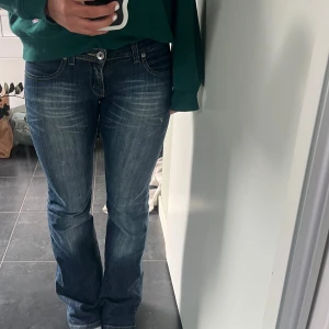  Lågmidjade bootcut jeans  - Jätte bra skick. Säljer endast vid bra pris! Storlek 30/32, märke bigstar