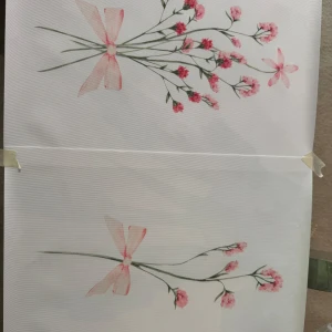Poster  - Poster med ett vackert omslag med illustrationer av rosa blommor och rosetter, vilket ger ett romantiskt och konstnärligt intryck. Perfekt för dig som gillar estetik och blommiga motiv. Passar som inspiration eller dekoration.