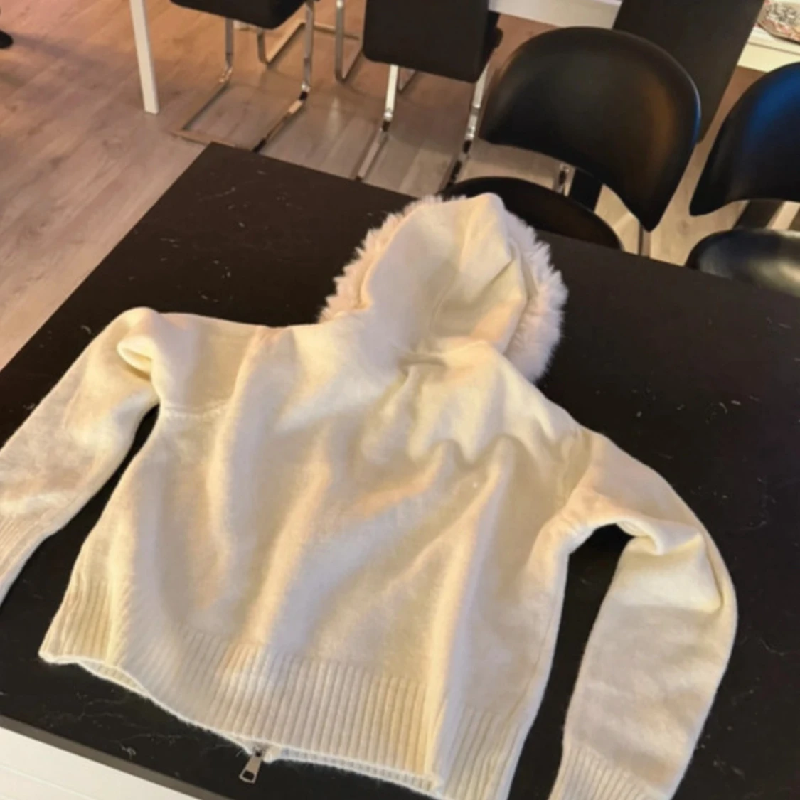 Vit stickad jacka med fuskpäls - 1