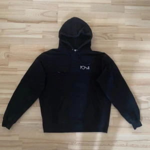Svart Polar Skate Co hoodie med tryck - Svart hoodie från Polar Skate Co. Pris kan diskuteras 