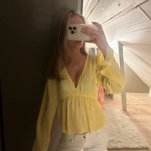 Gul plisserad blus med v-ringning - Superfin gul blus💞💞🥰 #sthlmstil #sommartoppar # valentino