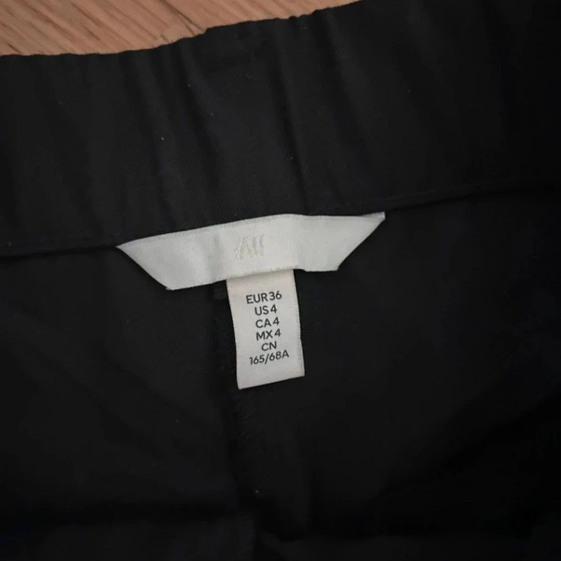 Svarta kostymbyxor från H&M - 1