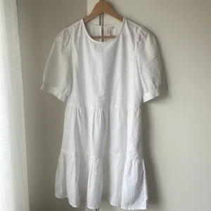 Vit klänning med puffärm - Superfin vit klänning från Only med puffärmar och broderade små blommor. Perfekt för sommarens och många tilfällen! Endast använd cirka 5 gånger och inga defekter alls. Pris kan diskuteras💕💕 