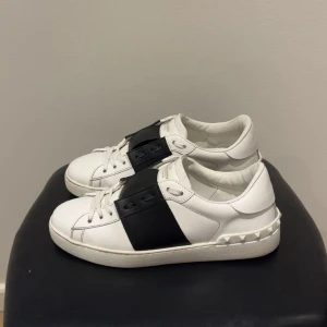 Valentino open - Valentino open skor. Färg svart. Storlek 40 passar 41. Medföljer inget. Skick 9/10.