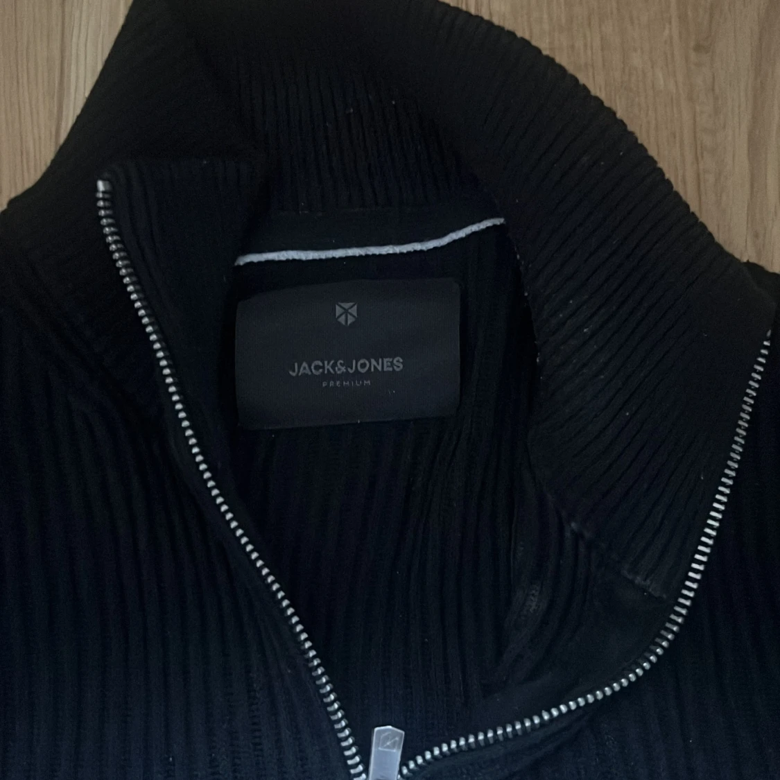Svart ribbad half zip från Jack & Jones - 1