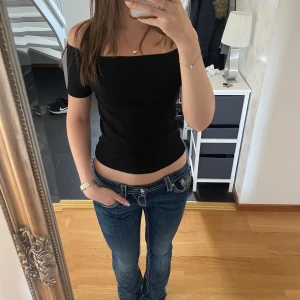 Rock Revival jeans - Säljer ett par mörkblå jeans från Rock Revival med låg midja och flare modell. De har riktigt snygga fickor men har tyvärr blivit lite för stora för mig. Midjemåttet är ca 37 cm och innerbenslängden ca 77 cm.💙🤍😇 (Obs! Färgen är inte så blå som den ser ut på bild 3)