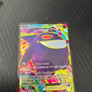 Pokémon EX-kort samling - Stor samling av färgglada och glansiga Pokémon EX-kort! Perfekt för dig som älskar Pokémon och vill utöka din samling med populära karaktärer som Gengar, Mewtwo och Charizard. Korten har coola illustrationer och är ett måste för både samlare och spelare.