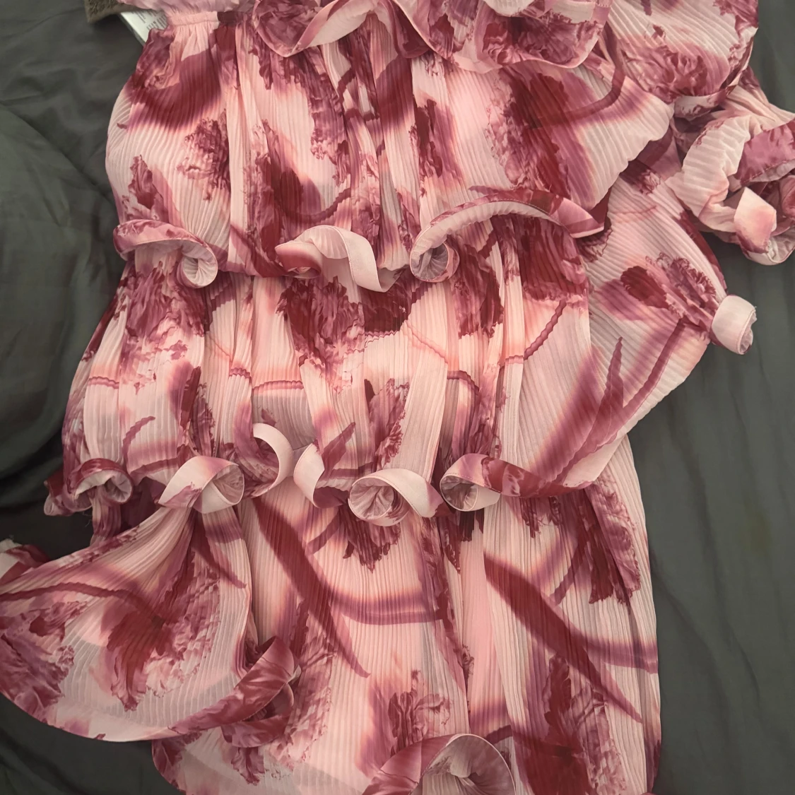 Rosa/vit volangklänning med one-shoulder - 2