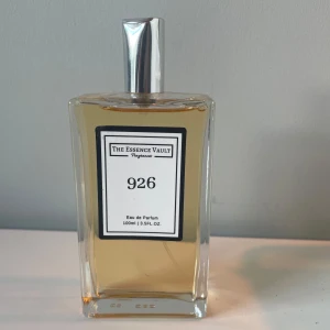 The Essence Vault 926 Eau de Parfum - Parfymflaska på 100 ml från The Essence Vault med numret 926. Feel powerful, intense, uniquely captivating. This concentrated blend of spice, lavender & woods leaves a legendary trail. Nypris - 313kr. Nästintill helt oanvänd. 