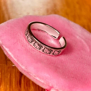 Fin justerbar ring i rostfritt stål med Hello Kitty-motiv! - Fin justerbar ring i rostfritt stål med Hello Kitty-motiv. Oanvänd.