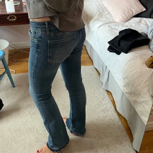 Blå flare jeans  - Lågmidjade blå jeans fårn zara. Har sprättat upp dom längst ner som dom är extra långa