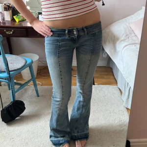 Lågmidjade bootcut jeans i ljusblå denim - Så snygga bootcut jeans från monki och har sprättat upp dom så dom är längre i benen! Storlek29 i midjan men passar mig som brukar ha 38 i jeans 