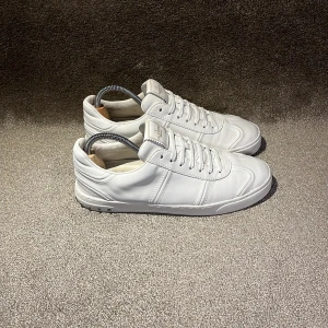 Valentino Flycrews - Helvita valentino Flycrews i läder! 8,5/10 skick skulle jag säga! Knappast slipade och alla nitar är kvar! Skorna är repaintade och har även helt nya valentino Garavani snören! Inga invändiga eller utvändiga defekter 🙌box, dustbag, kort, och snörhållare medföljer vid köpet! Skriv vid minsta intresse! MVH DC