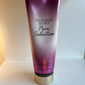 Victoria's Secret Pure Seduction lotion - En lyxig body lotion från Victoria's Secret i doften Pure Seduction. Tuben är rosa och silver med guldig kork och rymmer 236 ml. Doftar av plommon och fresia. Endast använd fåtal ggr! Säljer pga att den tyyvär inte kommer till användning ❤️