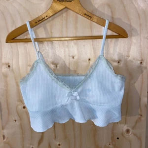 Söt topp - Lite smått missfärgad, blå/grön ton. 