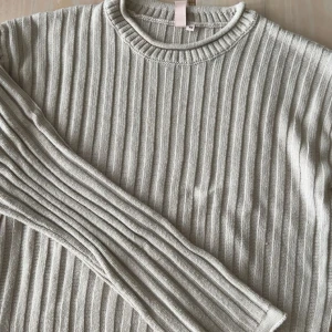 Beige ribbstickad tröja från Nelly - Säljer en beige ribbstickad tröja från Nelly i storlek XS. Tröjan har rund halsringning och långa ärmar. Den är stickad i ett mjukt material och har en clean, enkel look som är lätt att matcha med allt.