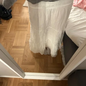 Långkjol  - Säljet min vita långkjol från gina young då den är förkort på mig, den är i strl 158/164 o ja e ca 164 cm!! Pris kan diskuteras💕💕