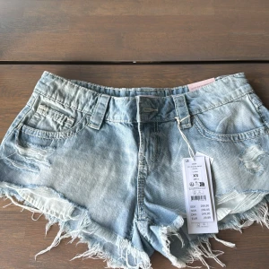 Extra low jeans shorts från Gina 14+  - Säljer då det är förstora, prislapp och allt är kvar, om jag inte får sålt de inom några dagar skickas dom tillbaka, kan skicka dom samma dag som köper! Strl xs 