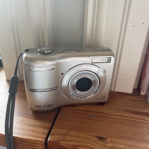 Digital kamera! - En digital kamera från Olympus som funkar bra, sim kort medföljer inte. Fungerar med hjälp av 2 st batterier