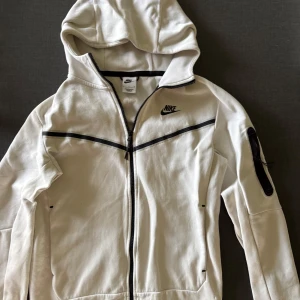 Vit hoodiejacka från Nike med dragkedja - Vit Nike tech fleece helt oanvänd 