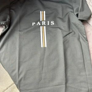 Paris T-shirts  - Hej! Paris T-shirts, den är helt ny, passar dig till sommaren och till fester 🥳 