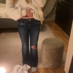 Snygga jeans med slitningar/hål - Säljer dessa super fina byxor då de tyvärr inte kommer till användning längre! Jag är ca 160 i längd och de passar perfekt ❤️