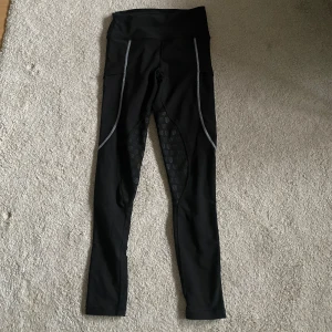 Maya delorez ridbyxor  - Svarta Maya delorez ridbyxor i fint skick! Har tyvärr slutat rida så dem kommer inte till användning längre, hör av er vid frågor! 