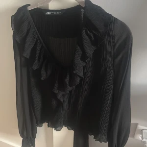 Blus - Säljer en jättefin blus från Zara som tyvärr inte kommer till någon användning längre! Jättebra skick💖💖