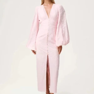 Adooreklänning - Säljer en superfin Adooreklänning i storlek 36. Helt oanvänd med prislappen kvar. Köparen står för frakten🫶🏼