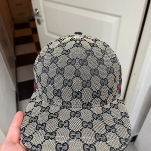 Gucci Keps marinblå - Säljer marinblå Gucci keps 🧢 – helt ny, aldrig använd ❗ Röd & blåa streck ger den en fet look 🔥 Formad för dig på köpet ✔️ slipp fixa själv Kolla bilderna noga innan du köper 📸 och nöj dig med dom – inga returer ❌Svarar ej på dumma frågor! Storlek: M 58cm Frakt inom 24h ✉️⏱️ Skicka DM vid intresse 💬  Stilren & lyxig vibe ✨ – perfekt till sommaren ☀️  Gucci-stil på nästa nivå ⬆️ Snapback / Adjustable ⚙️  Marinblå med röda & blåa detaljer – clean & snygg ⚡  ⚠️ Först till kvarn ⚠️ ‼️ Endast seriösa köpare ‼️