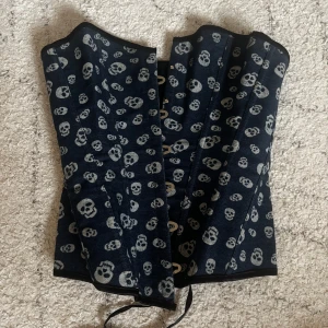 Korsett med döskallar - Så unik korsett, bra skick och knappt använd, säljer då den tyvärr inte kommer till användning💓 skulle säga att denna är i storlek S