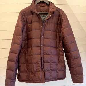   J.Lindeberg dunjacka - J.Lindeberg dunjacka - Storlek: Xl - Jackan är i ett fint skick utan några defekter - Nypris: ca 2500kr - Vårat pris: 349kr