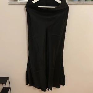 Svart långkjol från 157, satinlook - Supersnygg svart långkjol från 157 i satinliknande material. Kjolen har en slät midja. Aldrig använt den❤️