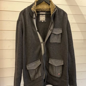 Stickad cardigan med päls  - Cardigan från wolsey - Storlek: Xl - Tröjan är i ett väldigt fint skick utan några defekter - Vårat pris: 399kr