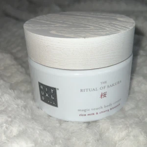 The Ritual of Sakura Body Cream - Lyxig kroppskräm från Rituals med doft av rismjölk och körsbärsblom. Kommer i en elegant vit burk med träliknande lock. Perfekt för att återfukta och vårda huden med en rik och närande formula. Skulle säga att det är ca 75-80% kvar lite osäker men det är mycket kvar!! 