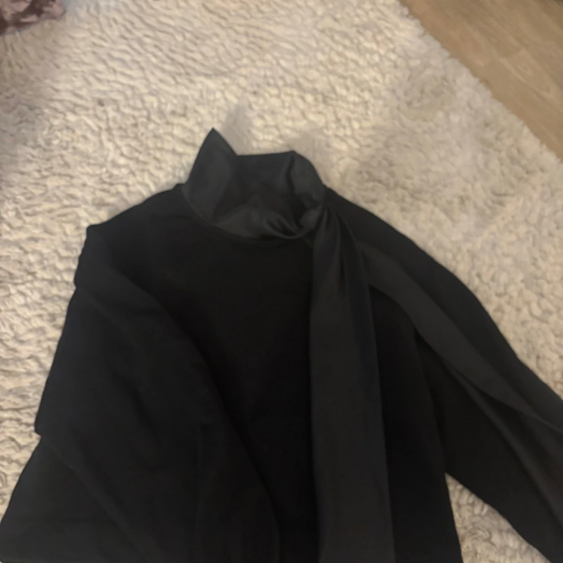 Svart blus med rosett - 1