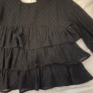 Blus - Svart glittrig blus ifrån Gina young i storlek 164💕