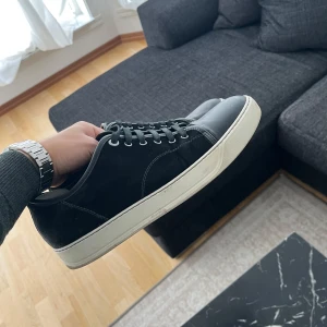 Lanvins - Hej! Säljer nu mina skor från märket Lanvin , storlek 42, bra skick. Givetvis äkta, box med följer. Tveka inte på att höra av dig om du har frågor eller funderingar kring skorna! Är öppen mot byten av andra skor eller kläder också, möts upp i Stockholm.