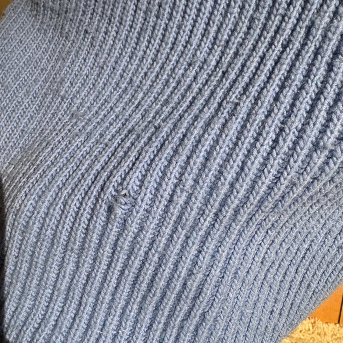 Blå ribbad stickad tröja - 1